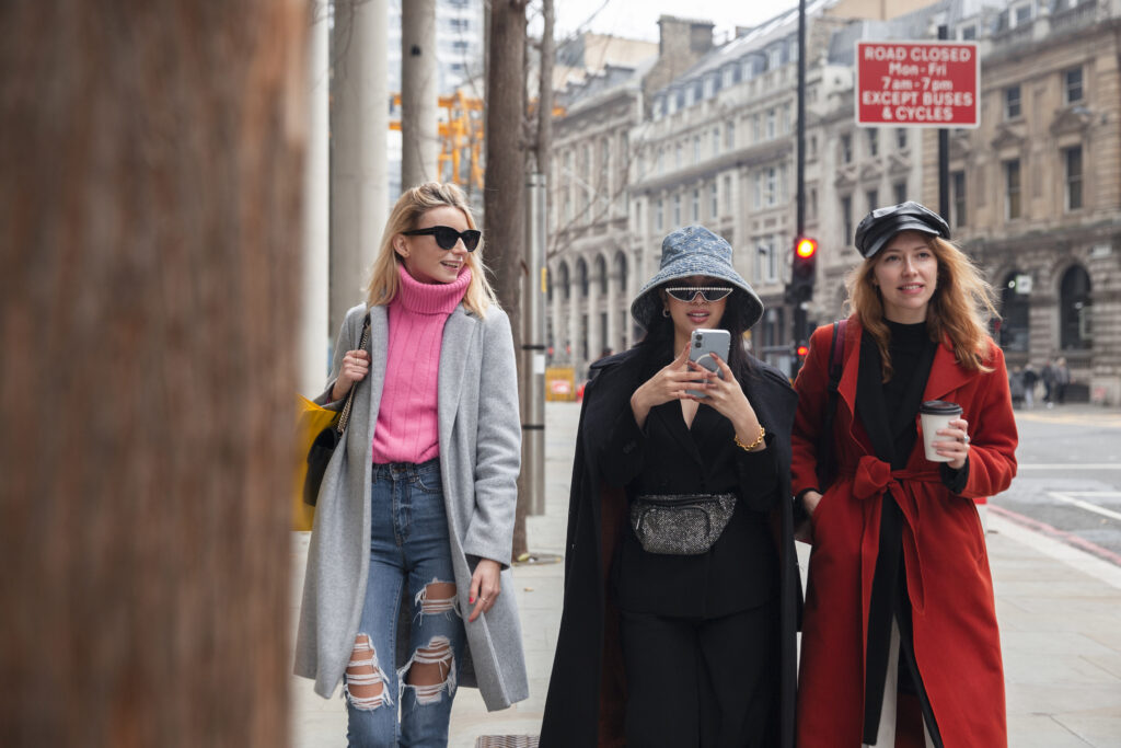 Safe Travels in French: influencer-taking-selfie-with-friends